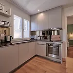 City Center Apartment With Mountain View