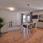 City Center Apartment With Mountain View
