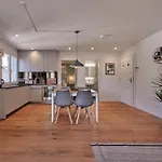 City Center Apartment With Mountain View