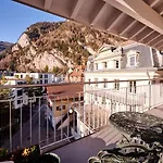 City Center Apartment With Mountain View