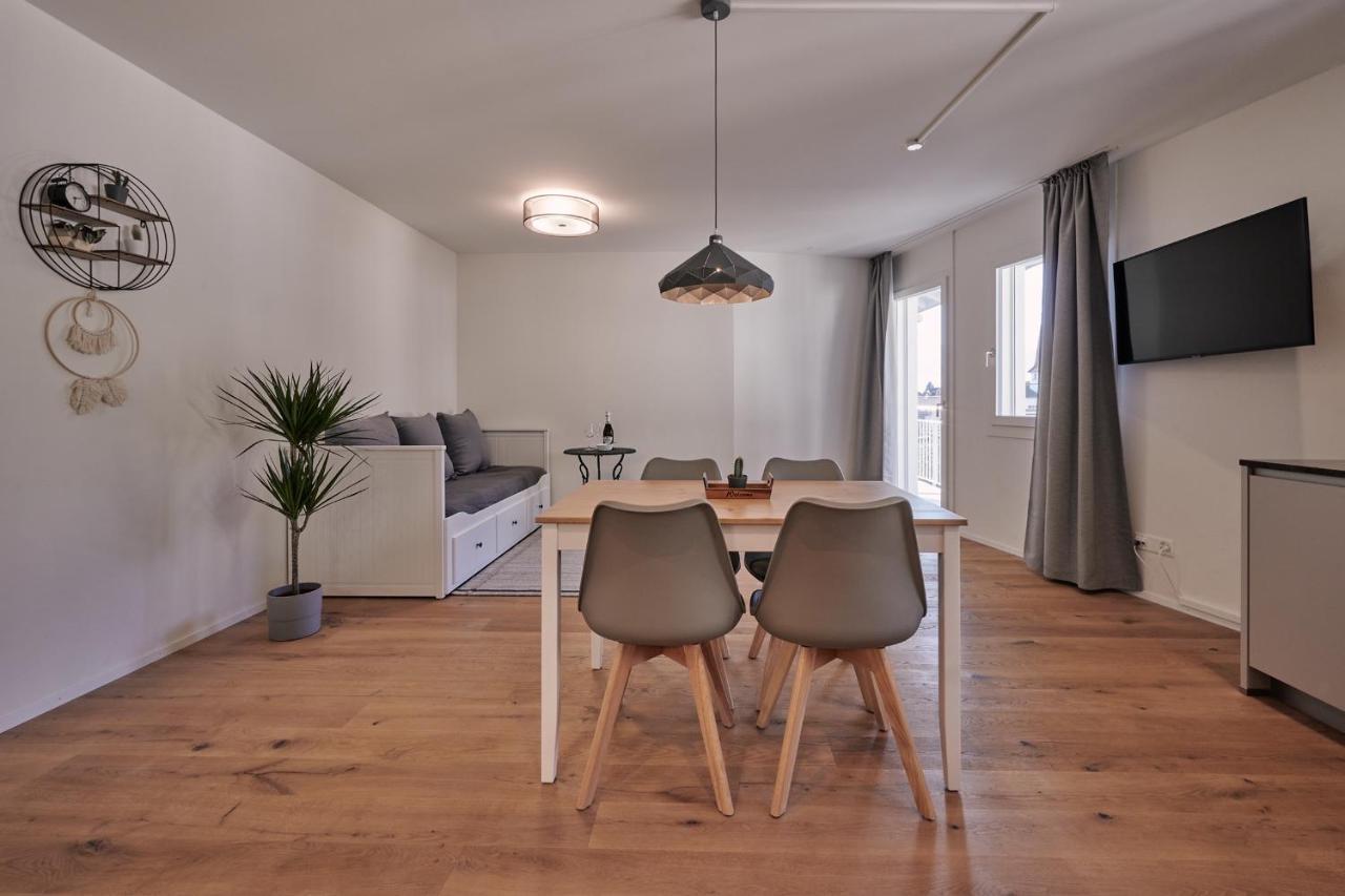 Apartment Center With Mountain View *